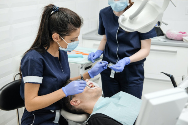 Dentistas trabajando en un paciente